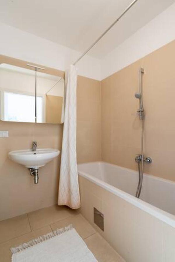 Near Lake Fully Furnished Beautiful Apartment เวียนนา ภายนอก รูปภาพ